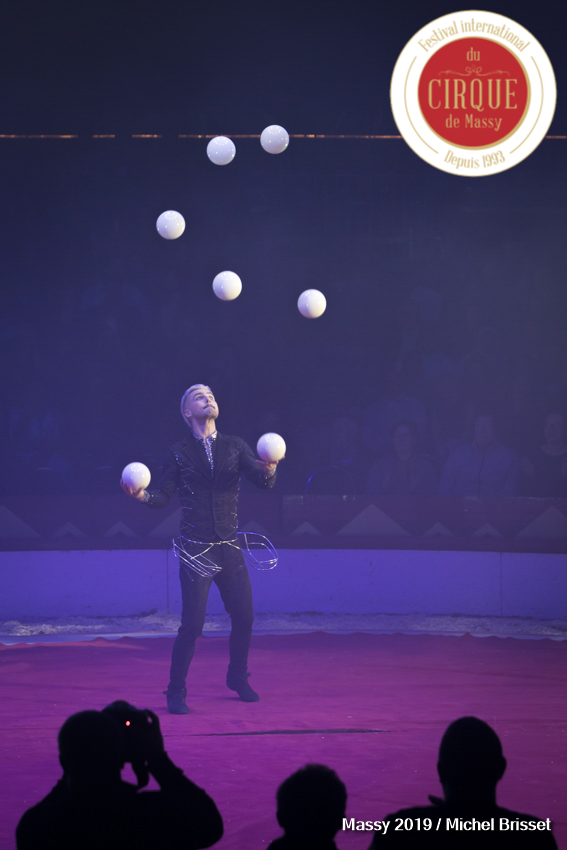 Zdnek POLACH – Jonglage à grosse balles – Tchéquie