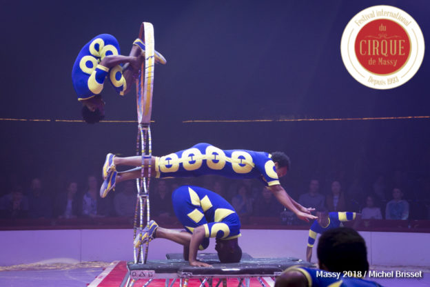Troupe African Dream Circus-A travers les cerceaux–Éthiopie